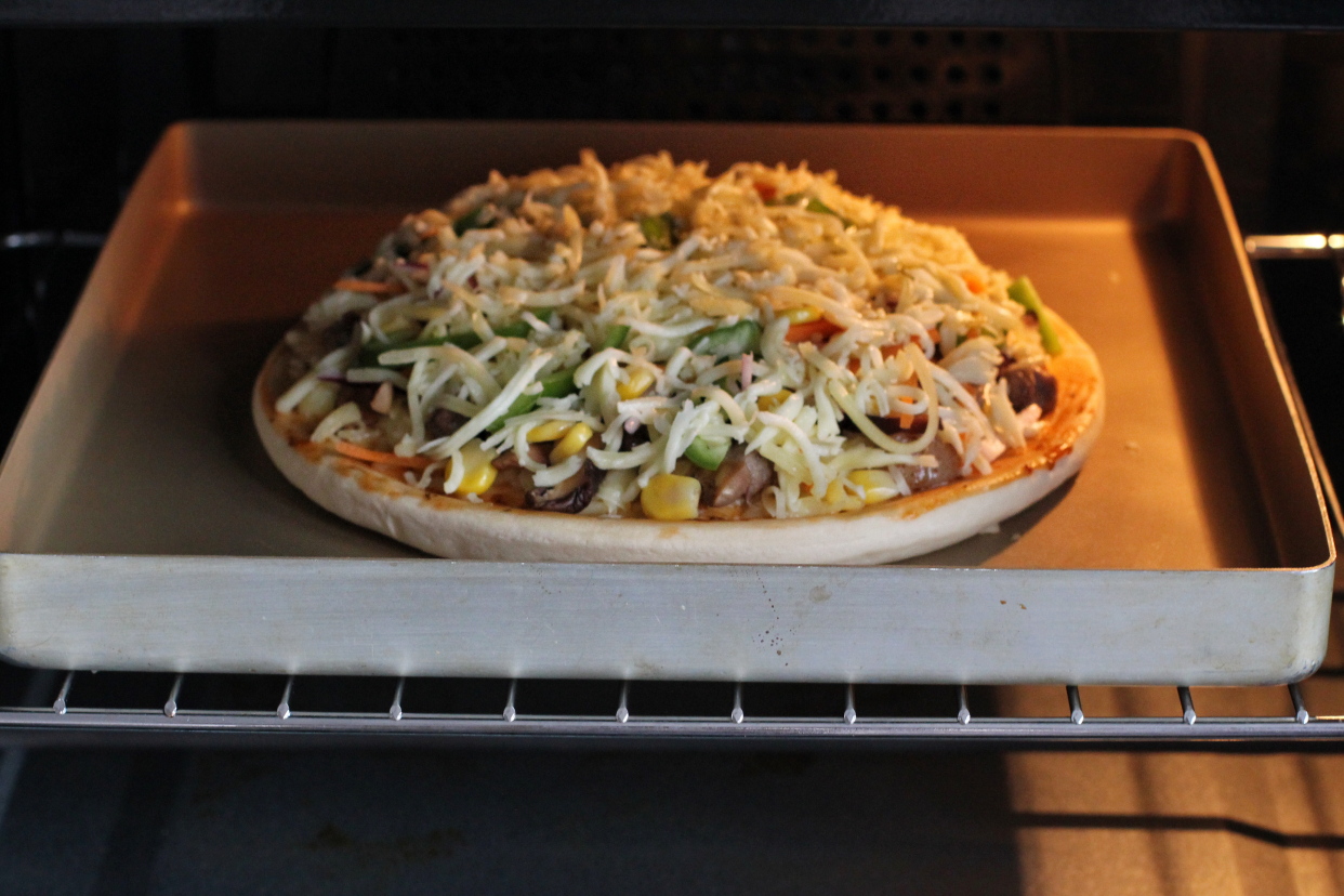 自制美味诱人的大披萨，瀑布拉丝老过瘾了，比必胜客里的还好吃