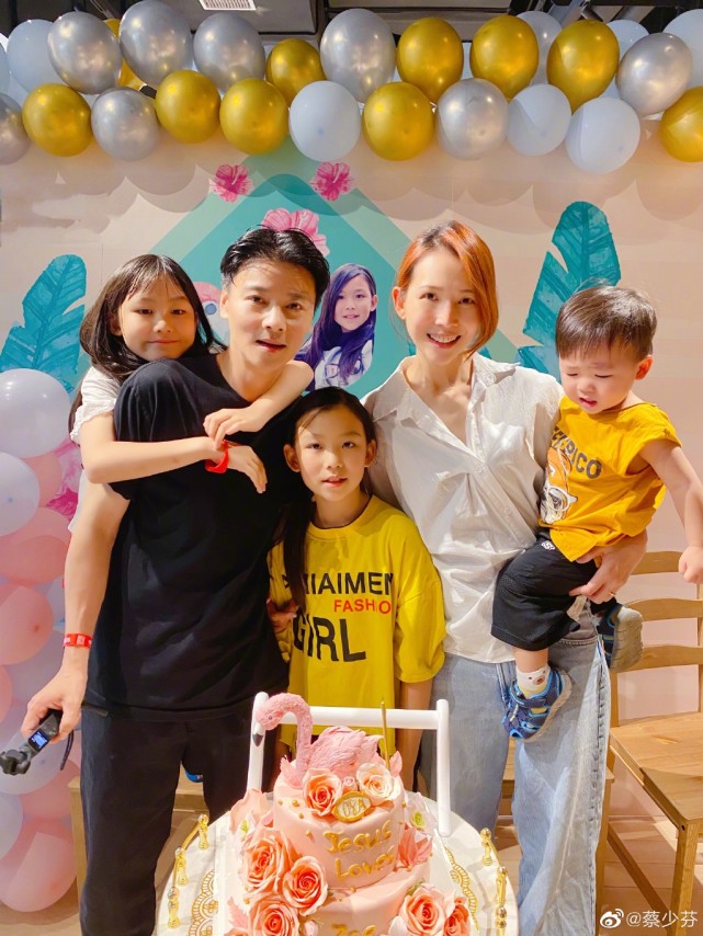 蔡少芬频繁被偶遇做医美，路人镜头下太瘦了，生仨娃还是火柴腿