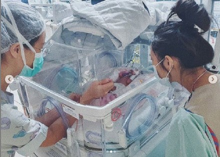 余文樂帶妻兒出門遊玩，寵溺看老婆打球，兒子發脾氣兩人半蹲輕哄