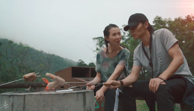 蔡少芬一家五口踏青烧烤，夫妻恩爱互喂，半岁儿子越长越像妈妈