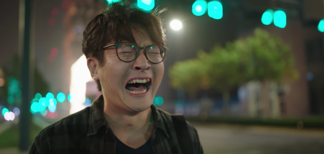 一场中年逆袭的荒诞喜剧收官，《我是余欢水》