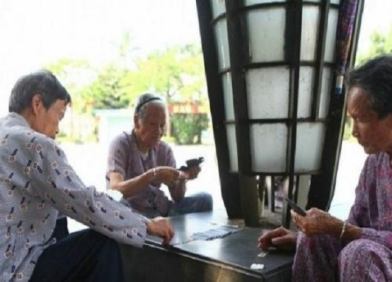 两位哥哥坐拥千亿资产，弟弟在老家打工，给百亿资产却分文没动