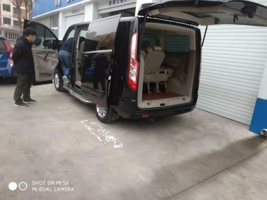 精英奶爸的得力助手—福特途睿欧，商务接待全家出行，有它就够了