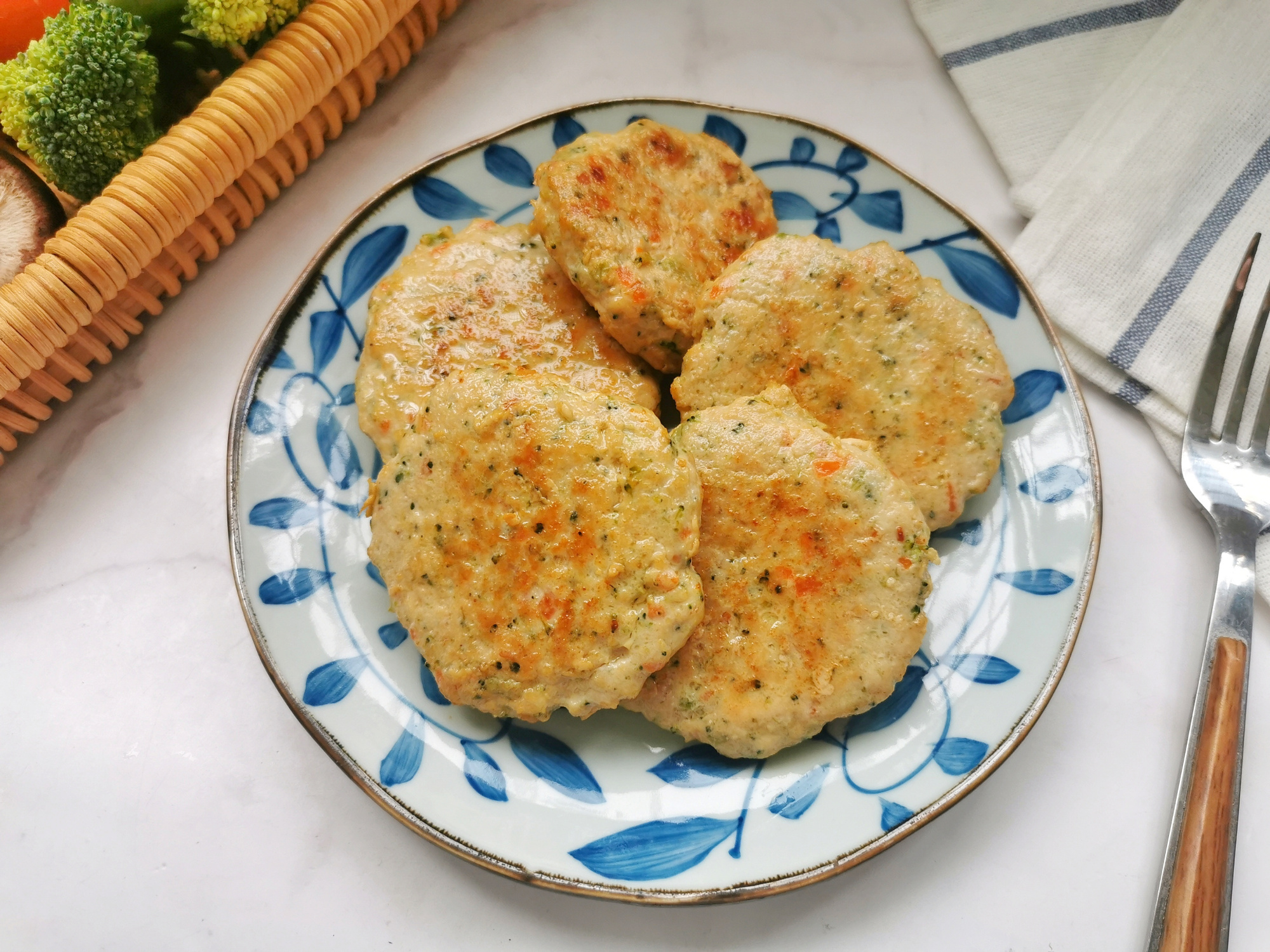 鸡胸肉别水煮，做成小饼低脂又解馋，口感不柴，早餐10分钟搞定