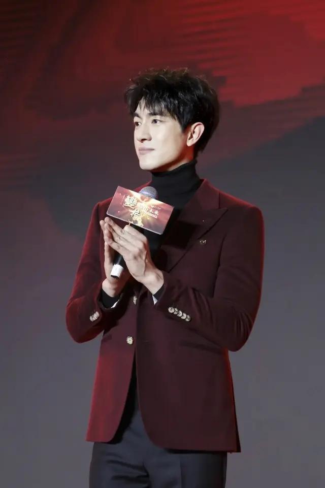 林更新新剧开拍，化身霸道总裁超有范，大长腿