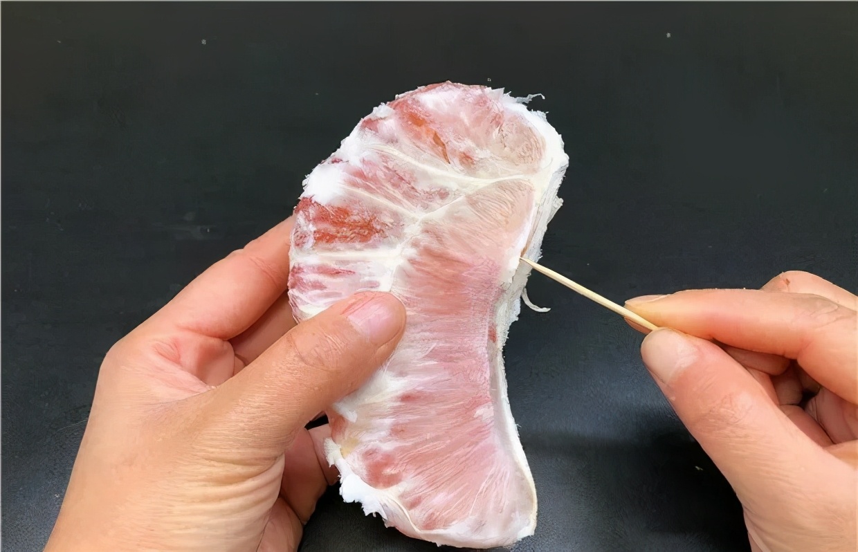好百邻保姆教你正确剥柚子的方法，学会了给女朋友剥起来