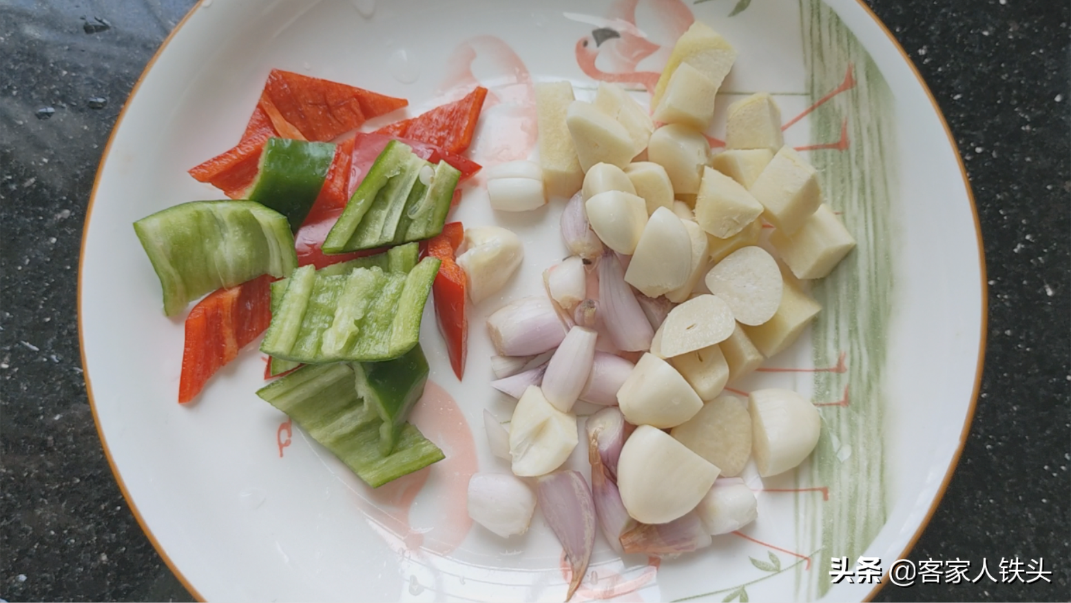 鸡肉配2个鱿鱼，这样做鸡骨头都舍不得吐，越嚼越香，味道真的好