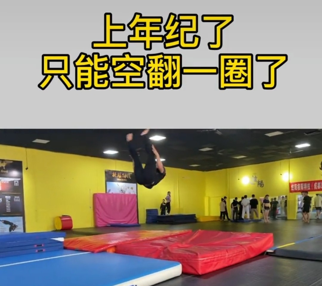 58岁李宁罕见露面！上了年纪身材发福头发也白了
