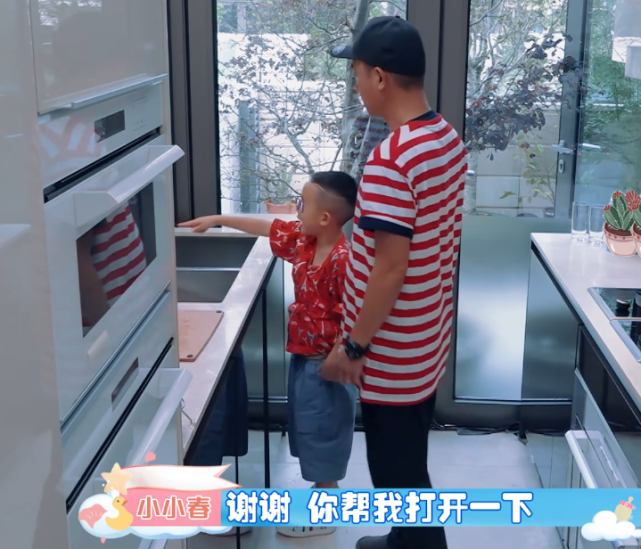 小小春向陈小春撒娇，他让爸爸做的事，应采儿都佩服，比女生还会