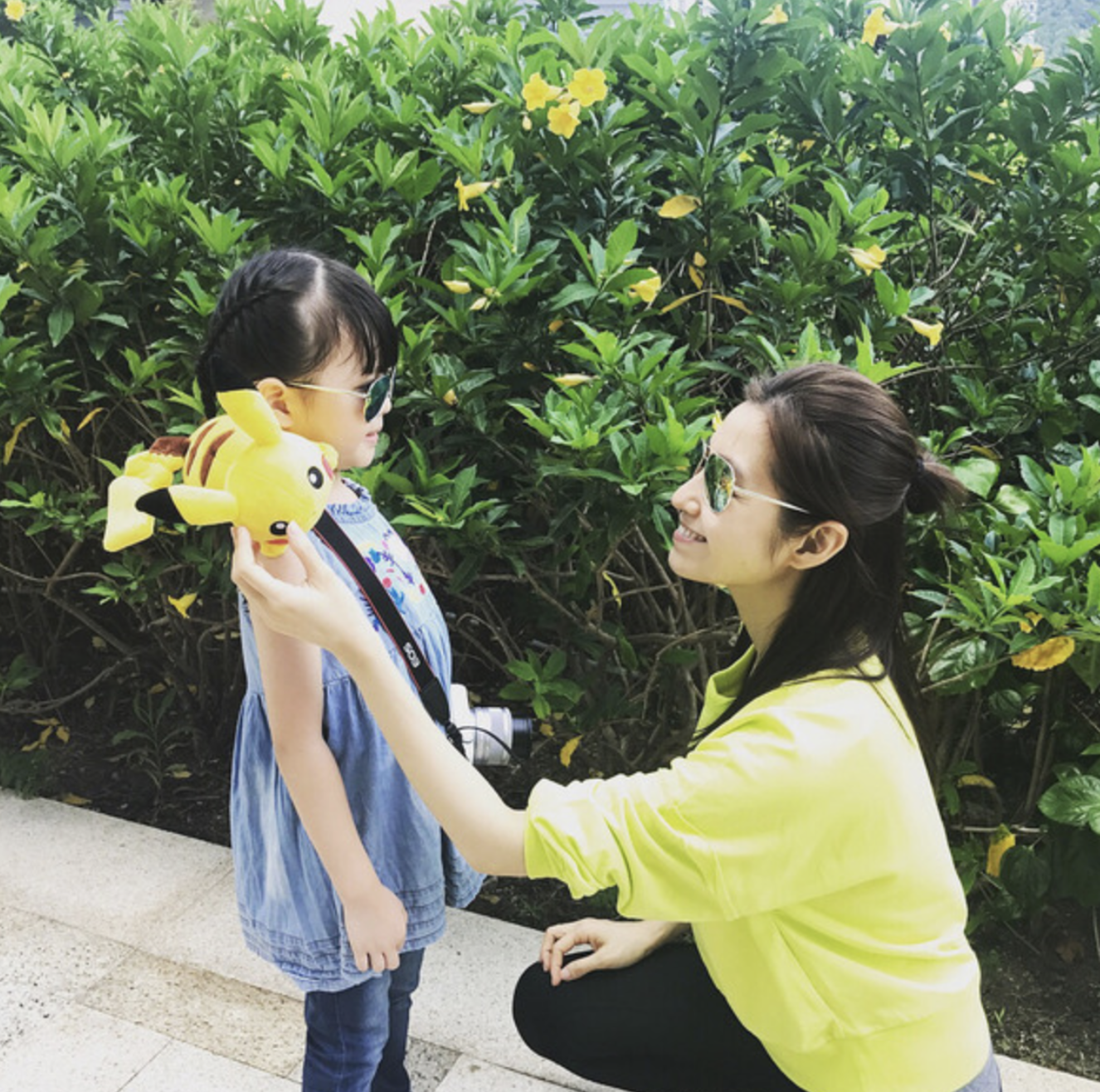 王浩信做直播与女儿互动，父女罕见同框，9岁女儿笑容灿烂很可爱