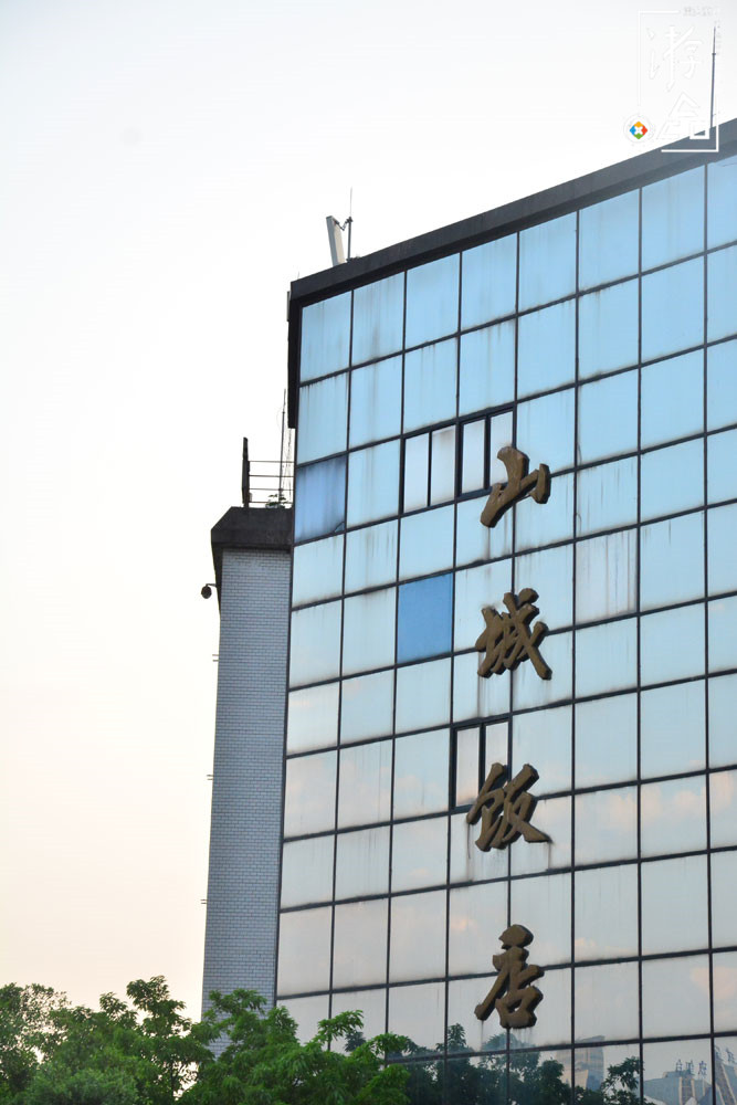 重庆渝中的”城中村“：龙蛇混杂的菜园坝，摩的和算命人纠缠不清