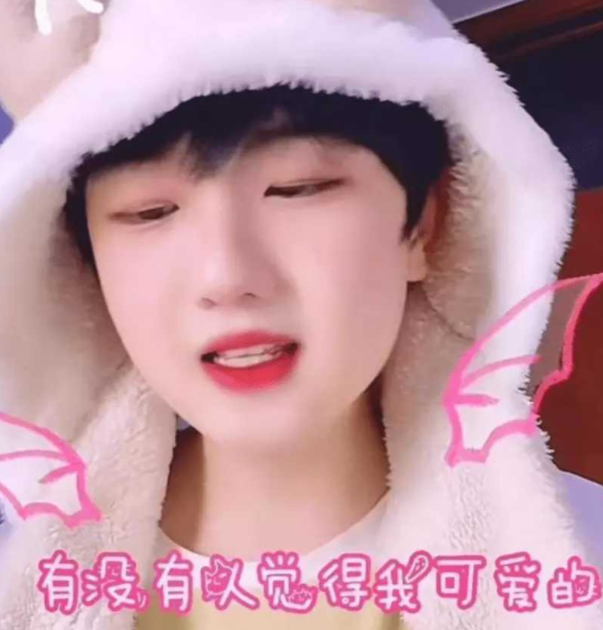 吃桃桃的风小逸忘记开美颜？皮肤黯淡无光，就是个大众脸