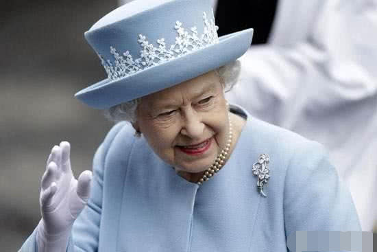 英国女王的权力大？还是英国首相的权力大？