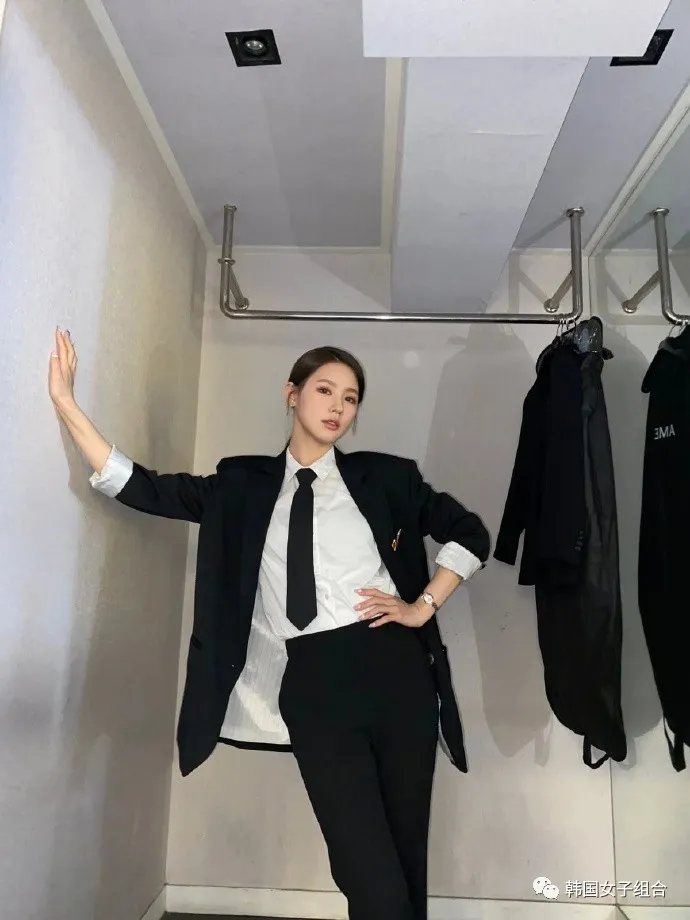 昨天穿了西装的这位女团爱豆,欧尼太帅了