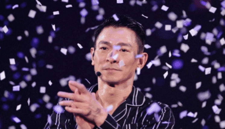 一辈子唱红了一首歌，却点评刘德华唱功不行，