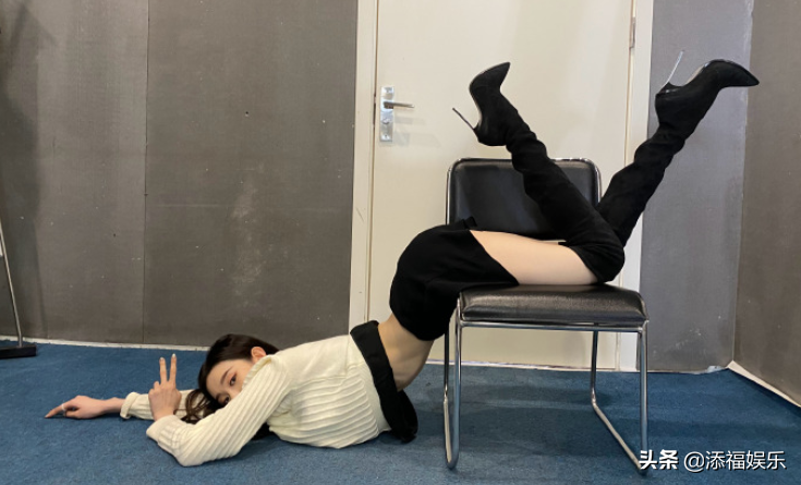 张艺凡挑战杨幂的漫画腰，瘦到肋骨明显，但受