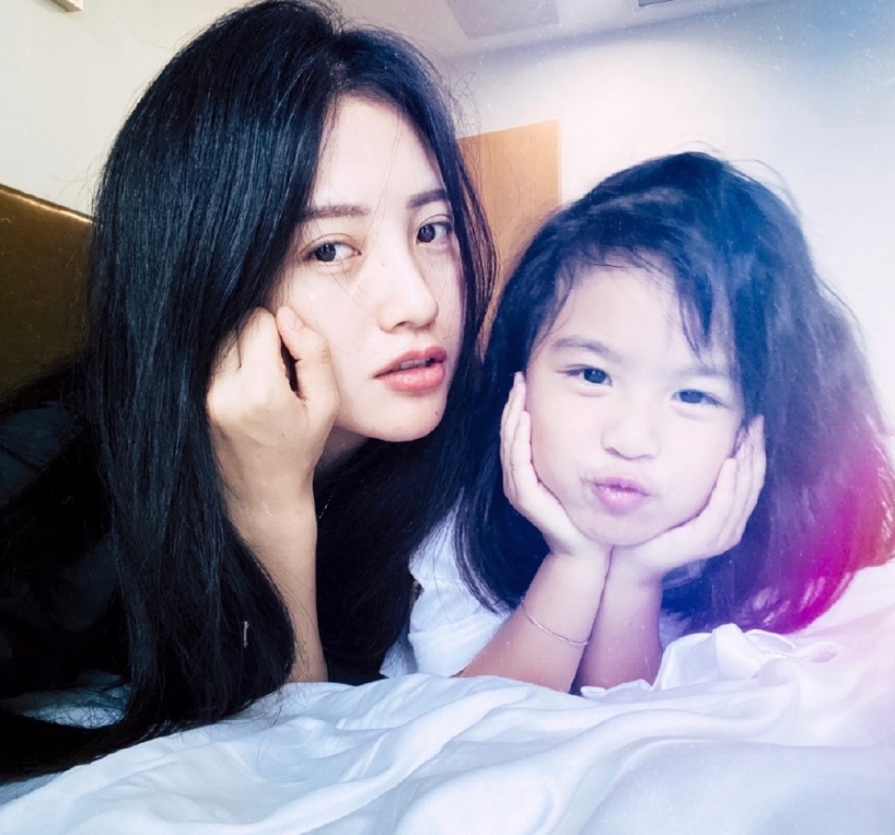 包文婧女兒生活照被傳，5歲包可艾五官長開，長相越發清秀了