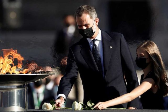 西班牙流放老国王阿联酋露面，两人搀扶情妇未现身，刚遭儿子斥责