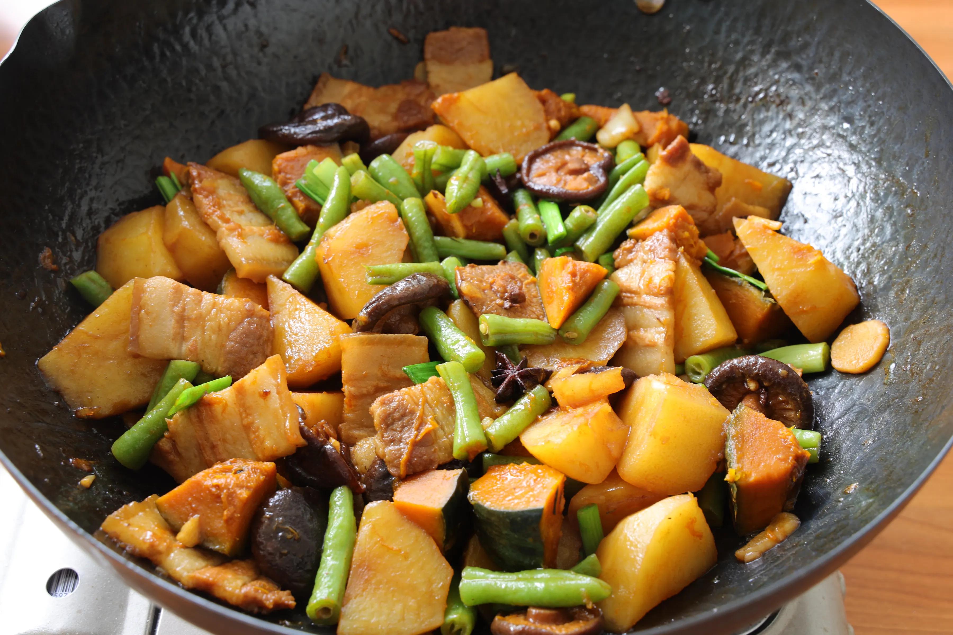 天太热不想炒菜，试试这样的一锅炖，不需要米饭，一人一碗超过瘾