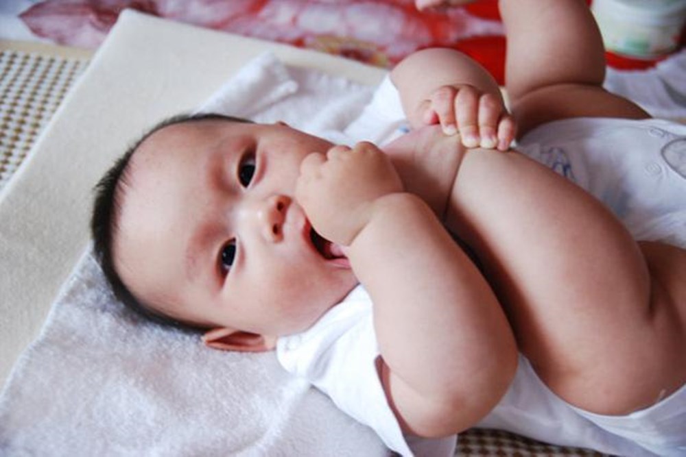 兒時啃腳丫和�不啃腳�的娃，長大後差距明顯，現啃還來得及嗎？