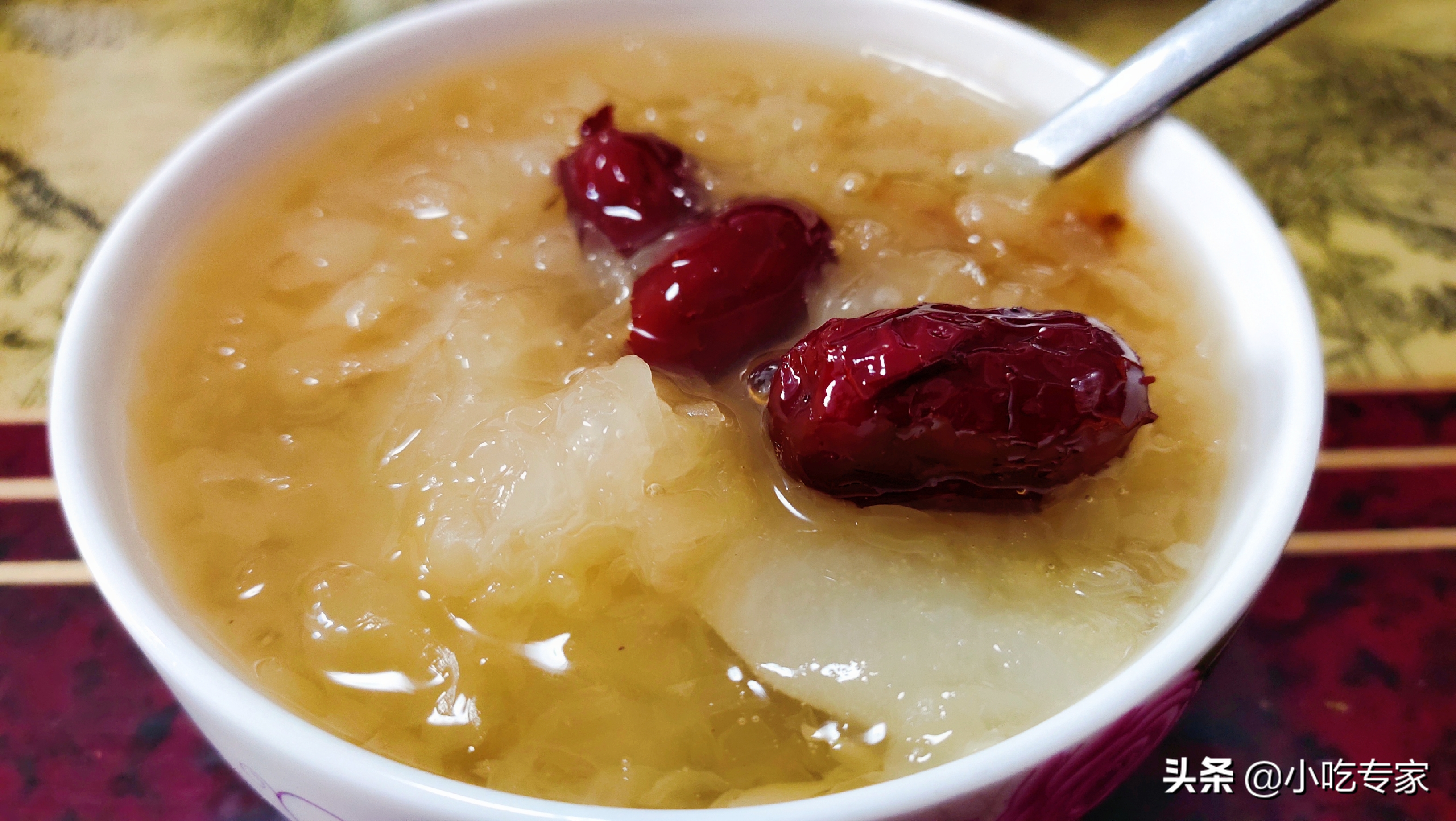 Stew a pot of white fungus, red dates and pear soup suitable for drinking after the cold dew, just pay attention to three points, sticky and smooth