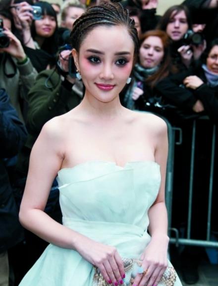 8年前女星造型有多辣眼睛？baby靠颜值扛住，李小璐吓坏众人
