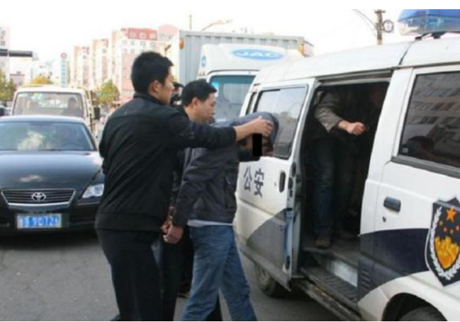 为夺枪杀害警员一家三口，刑侦专家严密推理抓获凶手：1992年灭门案纪实