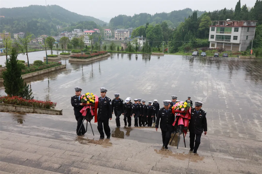 隆回交警：走进烈士陵园 缅怀革命先烈