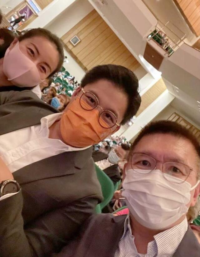 霍启刚夫妇参加音乐会，郭晶晶甜蜜依偎老公肩膀，眼睛笑出月牙状