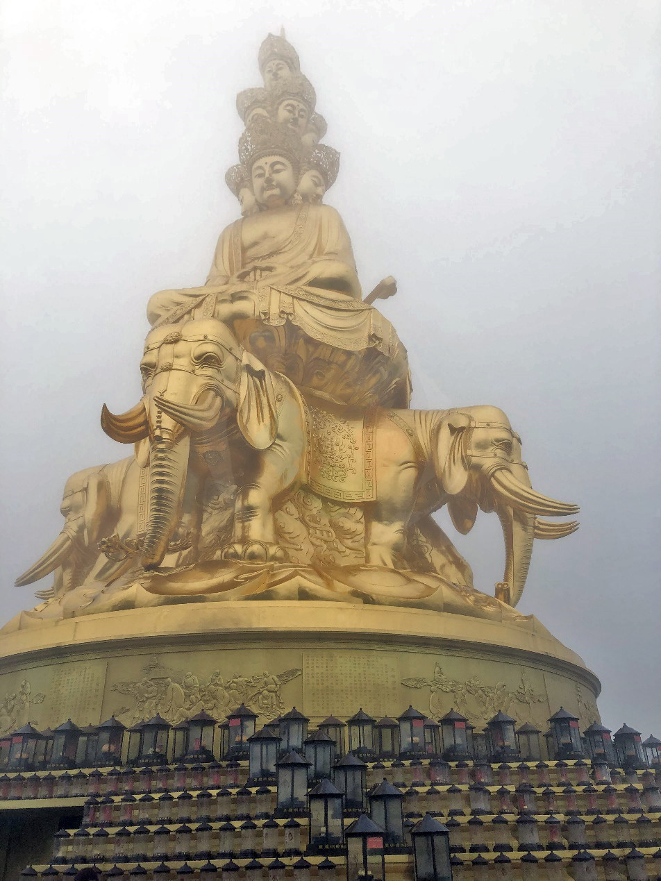 峨眉山旅行日记：徒步攀登太困难，半路还会被猴子“打劫”