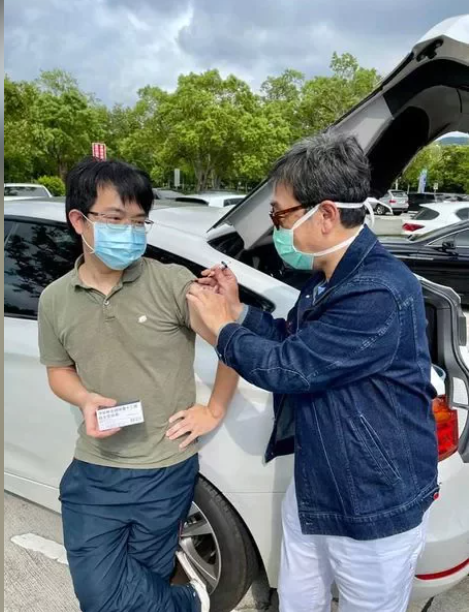 打不到新冠疫苗台灣名醫開車到高速服務區為兒子接種普通肺炎疫苗