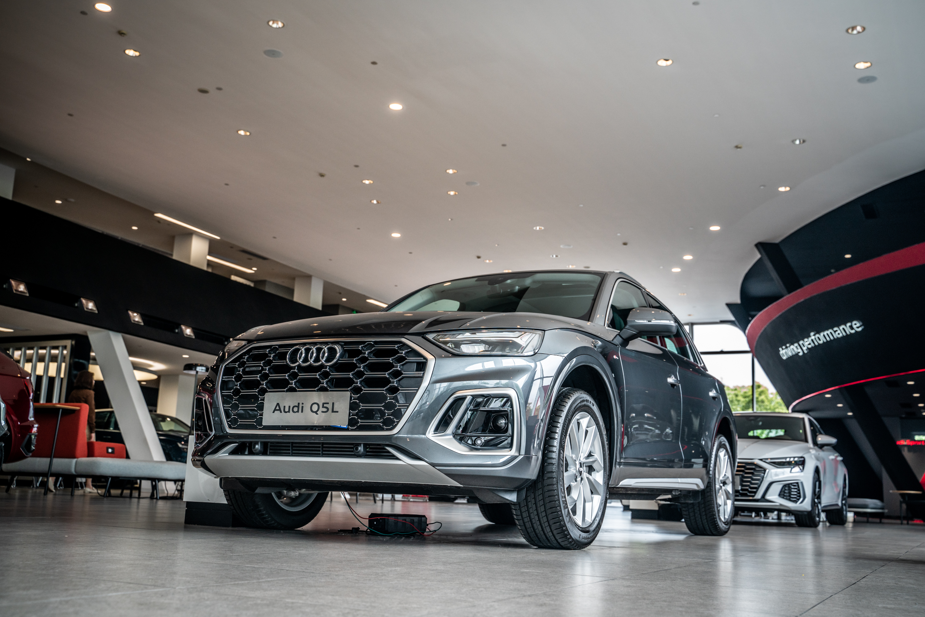 卷叔僚车全新奥迪q5l到店变运动了四驱入门版或降低门槛