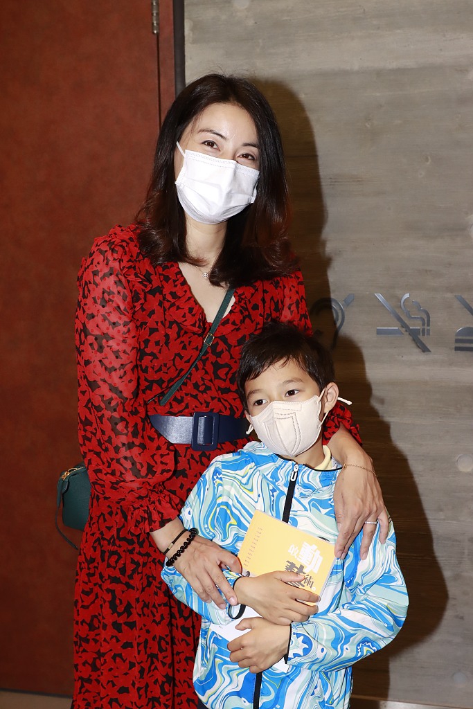 霍啟剛攜三個子女做蛋糕，為郭晶晶慶祝母親節，廚房擁擠超簡樸