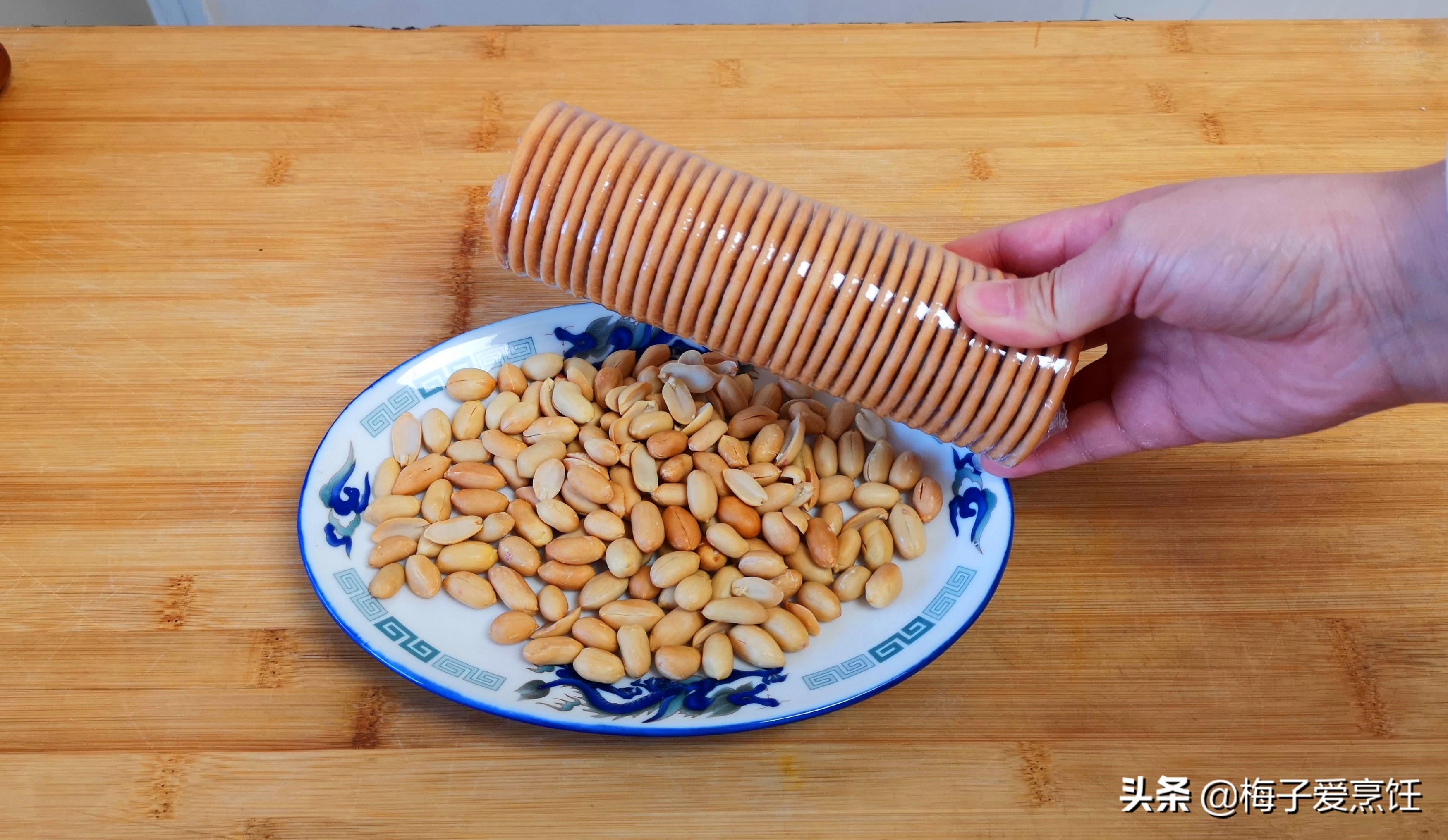 1 bowl of glutinous rice flour with 300 grams of water, stir it with chopsticks to make a cold cake, the outside is crispy and the inside is sticky, simple and delicious