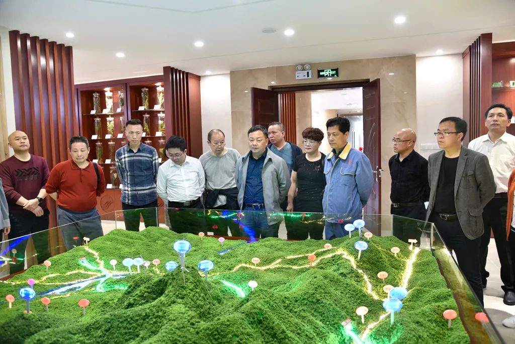新晃侗族自治县人大常委会组织部分市、县人大代表赴洪江市学习考察