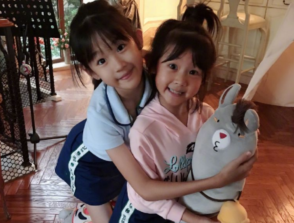 有種“複製黏貼”叫陸毅女兒，明明相差3年出生，卻長得一模一樣