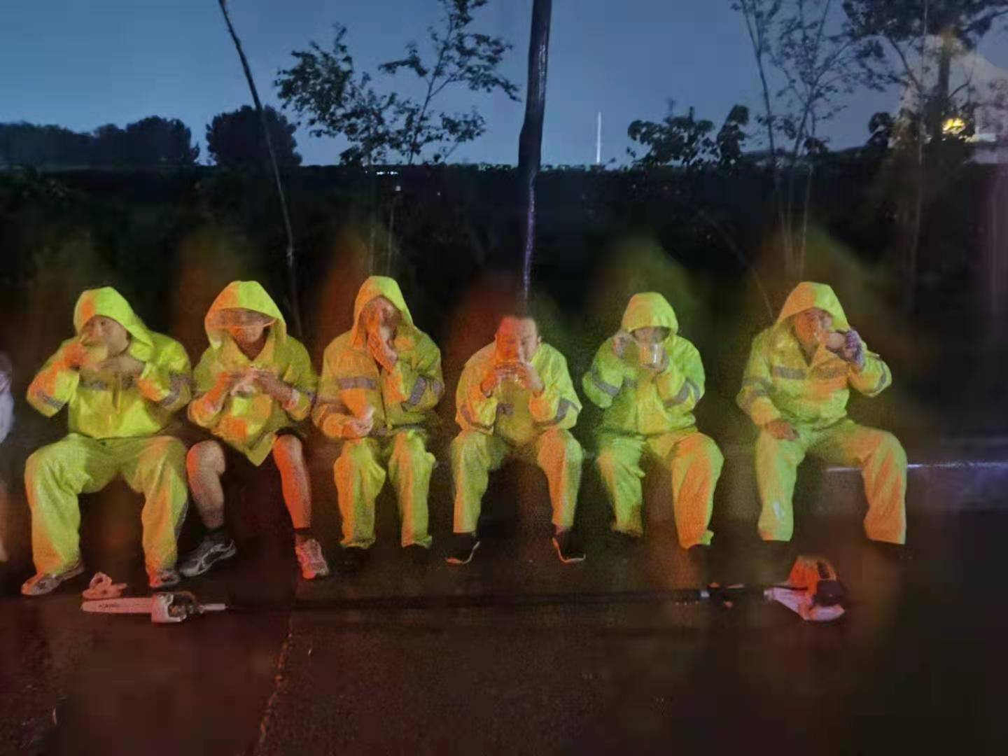 暴雨见证：有人替你负重前行