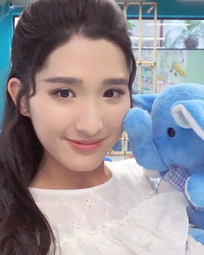 赌王家族又出一明星，25岁的她当主持人太抢眼，