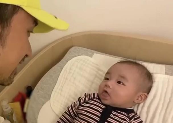 古巨基元旦晒儿子视频，Kuson笑容治愈，神情呆萌像爸爸