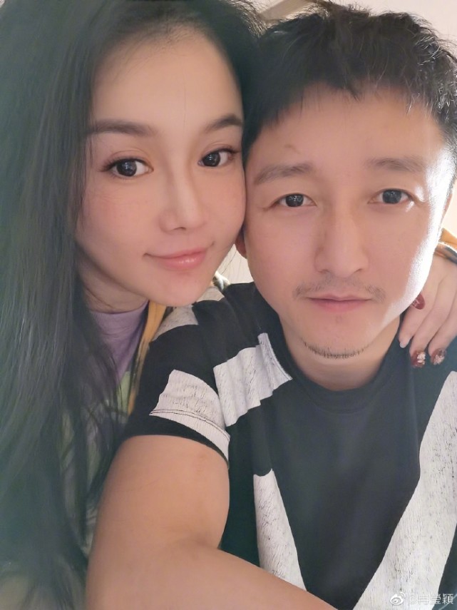 鄒市明全家遊成都，冉瑩穎罕展素顏，與妝後美艷模樣判若兩人