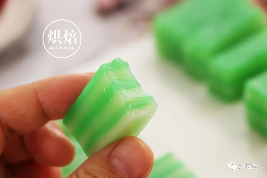 這綠綠的木薯千層糕好清新在東南亞很出名吃起來又糯又潤