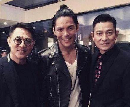 他是《赌神》中的龙五，曾娶李小龙女友，与妻