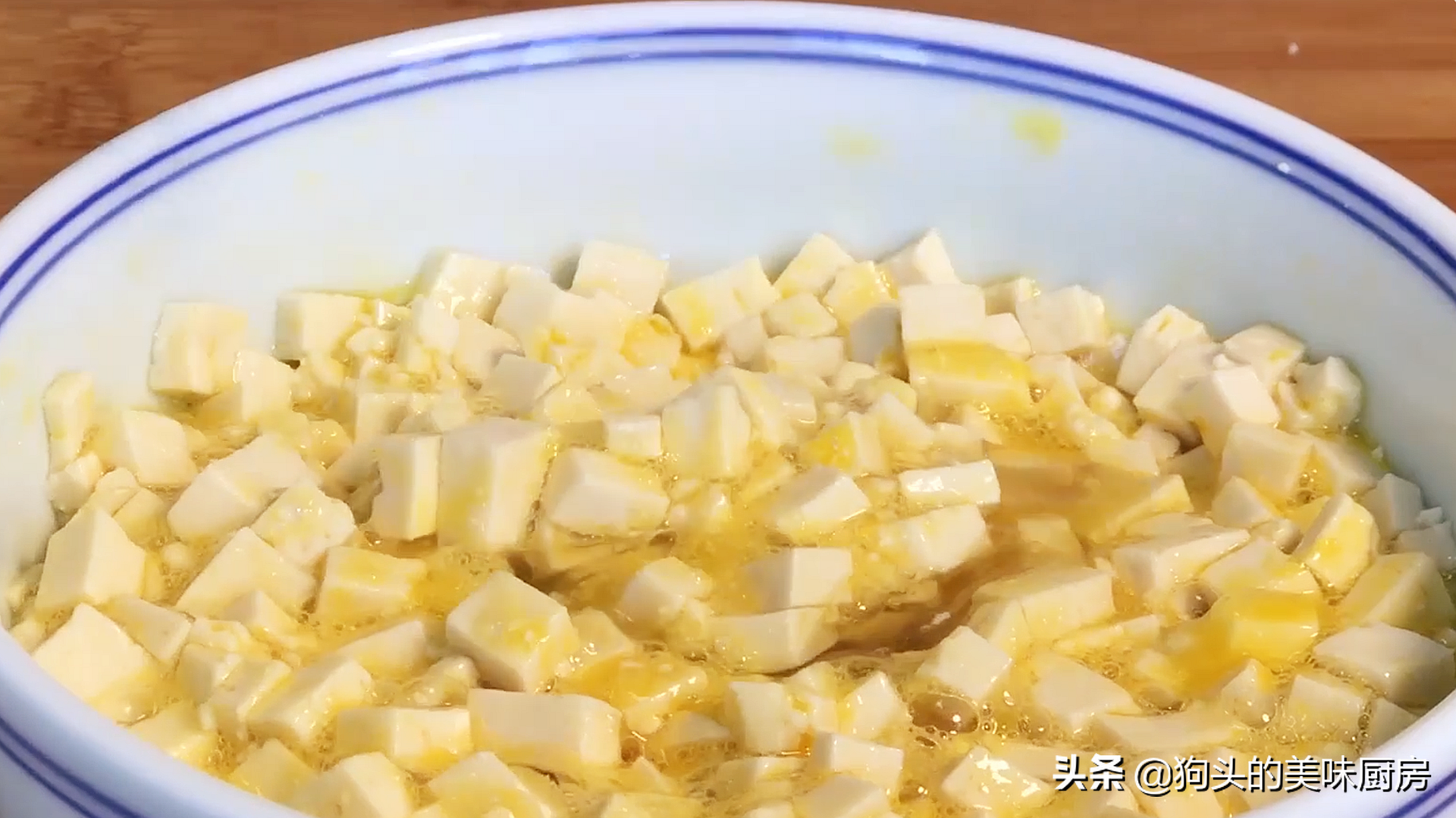 韭菜加豆腐，我家隔三天吃一次，外酥里嫩，飯店都吃不到，太香了