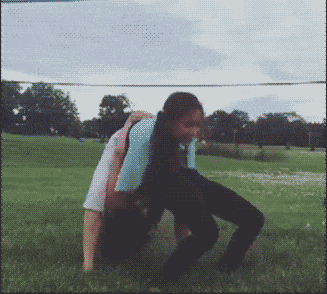 搞笑gif神评:女友首次开车上路,让人操碎了心