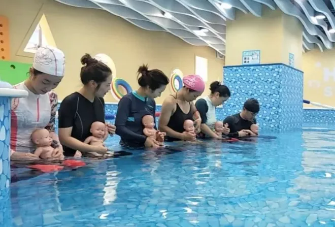 越来越多家长认识到，婴儿游泳才是早教的第一步