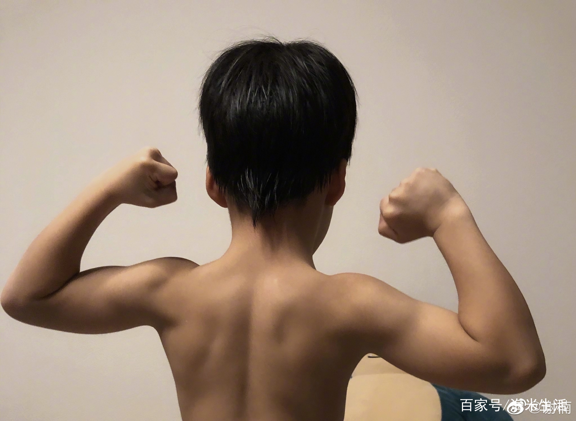 吴京谢楠6岁儿子吴所谓晒肌肉   网友：我的天
