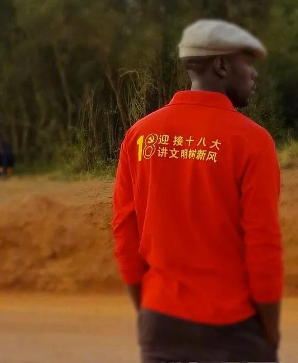 非洲黑人最时髦的衣服，可能是你扔掉的二手货