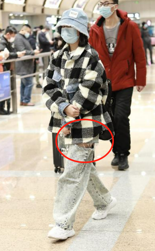 小沈阳一家三口罕现身！14岁女儿比妈妈还高，裤