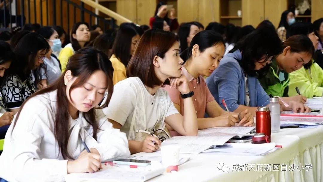 四川天府新区白沙小学教师观摩成都市小学语文青年教师赛课活动