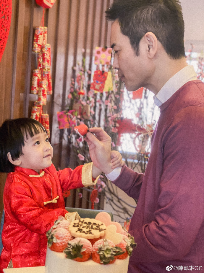 鄭嘉穎為大兒子慶生，2歲鄭承悅太會耍帥，陳凱琳自認“奶奶命”